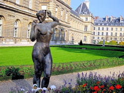 le jardin du luxembourg et le sénat en arrière-plan.