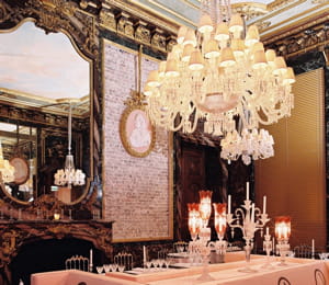 c'est peu dire que la cristal room du baccarat est un décor éblouissant.