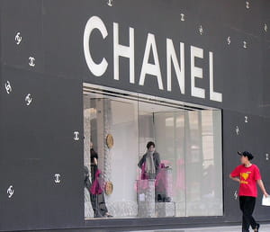 les boutiques de luxe continuent de fleurir dans les villes chinoises.