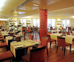 le midi, les clients du lavinia viennent pour déjeuner.