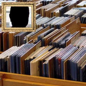 il a aménagé son dressing avec des couvertures de bandes-dessinées.