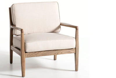 une assise profonde pour ce fauteuil en bois et tissu.