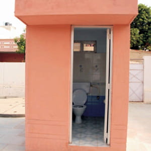 un modèle de toilettes de sulabh international.