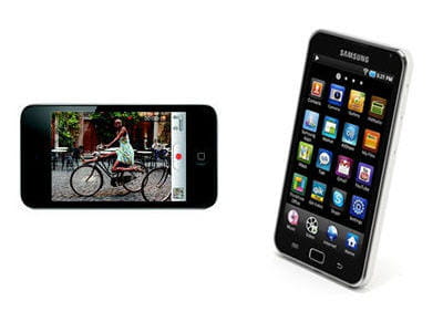 a gauche l'ipod touch d'apple, à droite le samsung galaxy wi-fi 5.