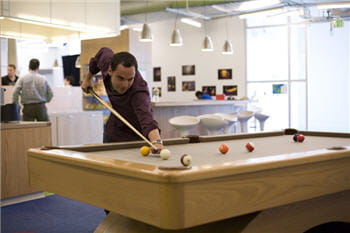 google propose à ses employés un cadre de travail agréable et ludique. ici, un