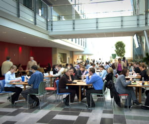 un restaurant d'entreprise exploité par compass group.