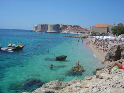 une plage à dubrovnik, en croatie.