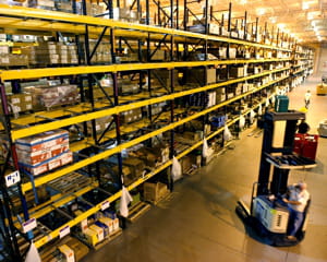 un entrepôt d'amazon.