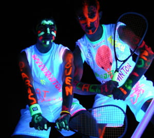 grâce à des équipements fluorescents, tout est possible dans le noir.