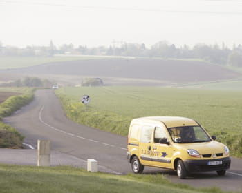 la poste assure la distribution du courrier, de colis et assure des prestation