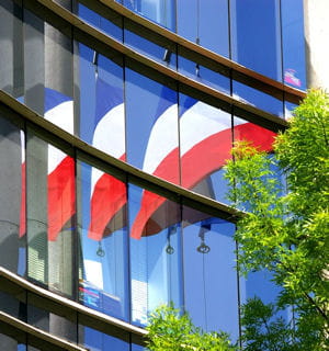 le reflet d'un drapeau tricolore.