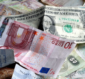 la parité euro-dollar favorise les rémunérations en euros.
