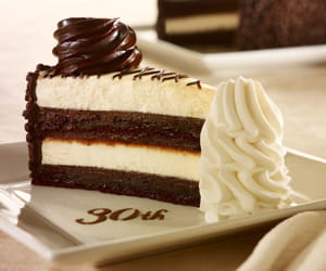 le gâteau célébrant les 30 ans de the cheesecake factory.