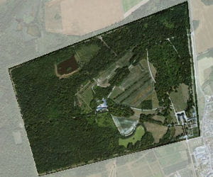 le château de marchais et son domaine vu du ciel.