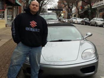 aujourd'hui, jason a remboursé ses dettes et conduit une ferrari.