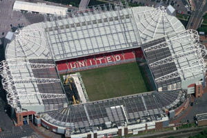 une vue aérienne d'old trafford.