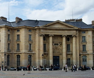 l'entrée de la faculté de droit de la sorbonne, à paris.