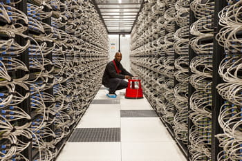un employé d'iliad intervenant dans un des data centers du groupe