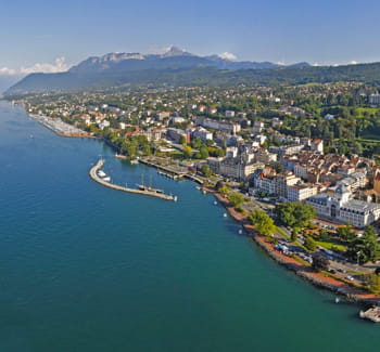 a evian les bains, les rives sont aussi proches que les monts.