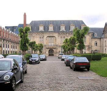 la cour du château de villers-cotterêts.