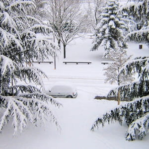 une rue de vénissieux, sous la neige.