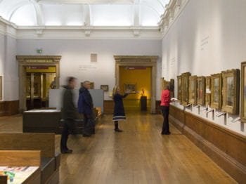 visitez un musée de manière active et organisez un rallye culturel en équipe.