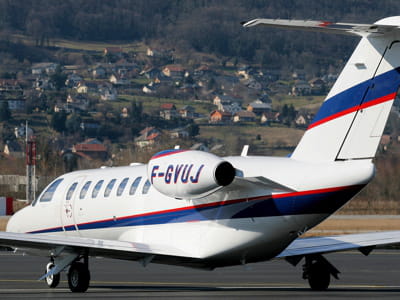 le cessna 525b citation du millionnaire français, photographié ici à l'aéroport