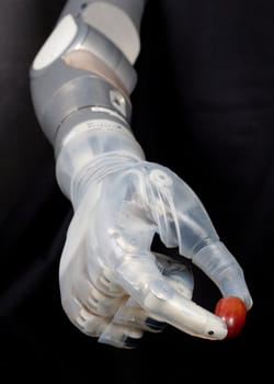 le bras robotisé deka est capable d'effectuer plusieurs mouvements