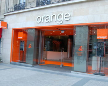 la boutique orange sur les champs-elysées, à paris.