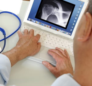 grâce à la télémédecine, le médecin pourra assurer le suivi d'un patient sans