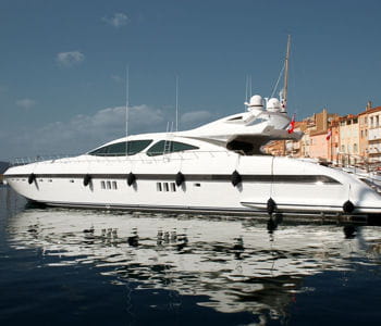 un yacht amarré au port de saint-tropez.