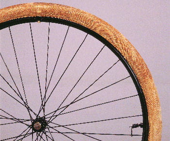 le premier pneu à vélo démontable, produit par michelin.