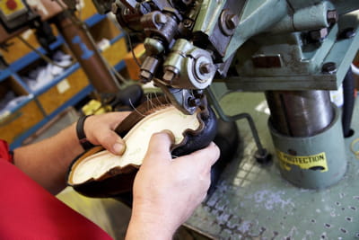 la technique goodyear permet de limiter l'usage des colles.