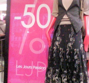les commerçants accordent des rabais importants dès l'ouverture des soldes.