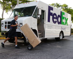 un camion de livraison fedex.