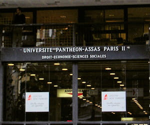 l'entrée de l'université paris ii-assas, à paris.