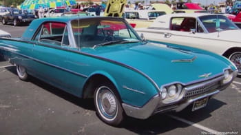 avant de se rendre en californie, larry ellison achète une ford thunderbird