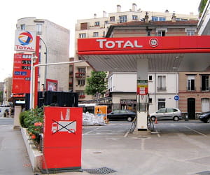 le groupe total est le leader français de la distribution d'essence.