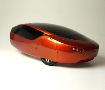 la carrosserie et l'ossature en plastique de la voiture urbee ont été réalisées