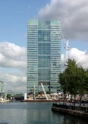 a londres, la tour one churchill place de barclays est au cœur d'un quartier