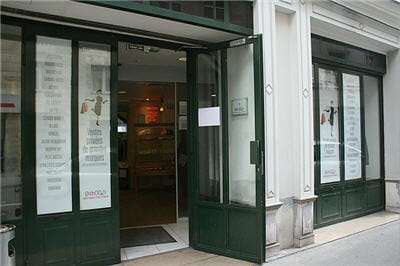 l'entrée des bureaux de 24h00