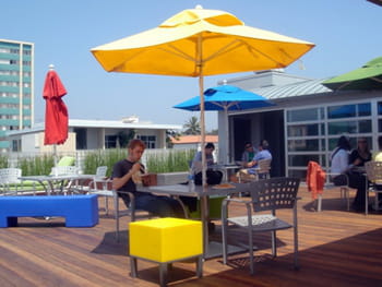 la terrasse des locaux de google à santa monica, près de los angeles, affiche