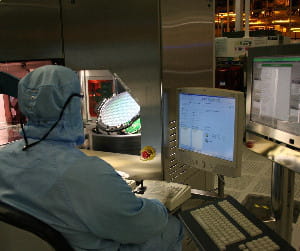 dans un centre de r&d de stmicroelectronics, un opérateur travaille dans