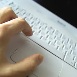 dans l'informatique, la rémunération brute atteint 3 963 euros par mois.