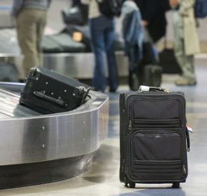 la valise est à roulette pour une facilité de transport.