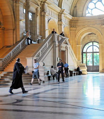 les scènes de procès sont souvent tournées au palais de justice de paris.