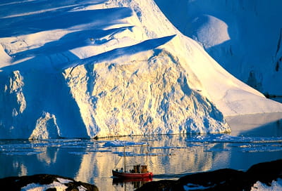 un bateau de touristes venus admirer le glacier d'illulisat, devenu le symbole