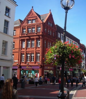grafton street, l'une des rues piétonnes les plus fréquentées de dublin.