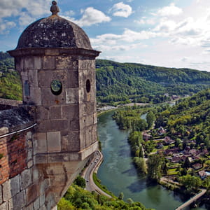 le doubs depuis la citadelle de besançon.