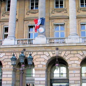 la façade de l'automobile club de france, où se réunit le siècle.